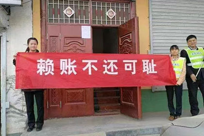 逾期未还欠款，被告缺席庭审将面临何种后果？